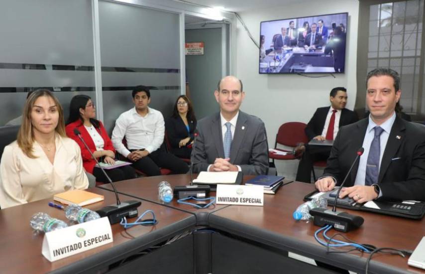 Ministro Chapman se retira frustrado de la Asamblea