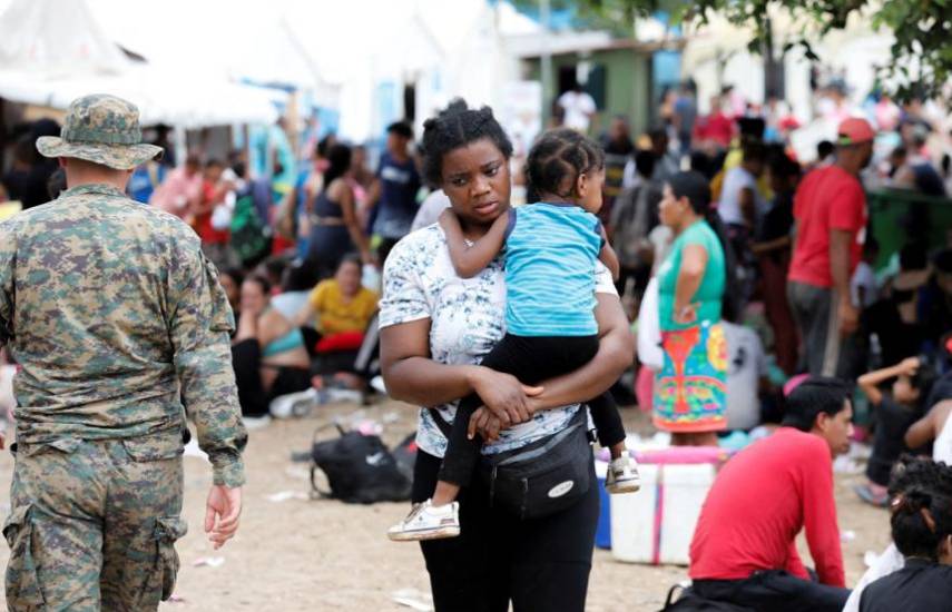 AFP | Mujer migrante con bebé en brazos en puesto de control.