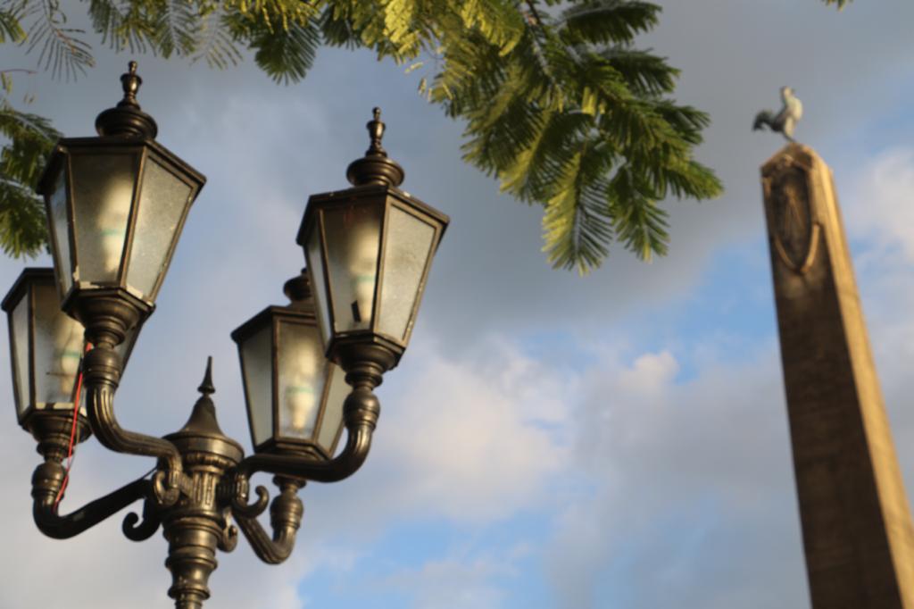 ML | El pasillo es decorado por lámparas estilo colonial trabajada en hierro.